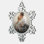 Verlobtes Minimal & Modernes Foto Schneeflocken Zinn-Ornament (Rechts)