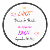 Verlobtes Paar, das den Knoten bindet Eishockey Puck (Vorderseite)