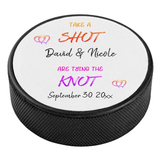 Verlobtes Paar, das den Knoten bindet Eishockey Puck (3/4)