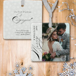 Verlobtes Skript Vertikales Foto Snowflake Keramikornament<br><div class="desc">Fröhliche und Verlobte Foto-Ornament mit vertikalem Foto, eleganter Kalligraphie und zarter weißer Schneeflocke auf einem silbergrauen Rand. Die Fotovorlage steht Ihnen zur Verfügung, um Ihr Foto, das Jahr und Ihren eigenen Text auf der Rückseite hinzuzufügen. Mit Ausnahme des handgeschriebenen Textes, der für Merry und Verlobt verwendet wird, ist der gesamte...</div>