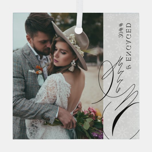 Verlobtes Skript Vertikales Foto Snowflake Ornament Aus Glas (Rückseite)