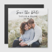 Verlobung Foto Modernes Pinselskript Save the Date Magneteinladung (Vorne/Hinten)