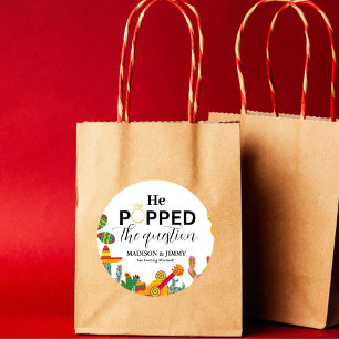 Verlobungsparty-Aufkleber, er hat ihr einen Antrag Runder Aufkleber