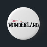 Verloren im Wunderland Button<br><div class="desc">Folgen Sie dem Weißen Kaninchen und finden Sie sich im Wunderland mit Alice verloren!</div>