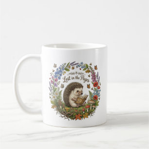 Verloren in den Seiten Süßer Igel beim Lesen eines Kaffeetasse