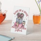 Verloren in einem Buch... Sockelschild (In SItu)