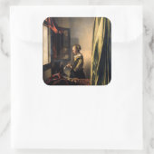 Vermeer - Mädchen, die einen Buchstaben in einem o Quadratischer Aufkleber (Tasche)