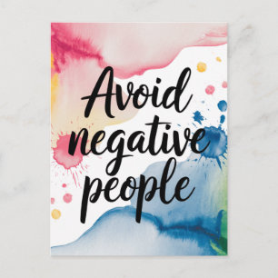 Vermeide negative Menschen Wasserfarbe-Spritzer Postkarte