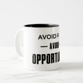 Vermeiden Sie Chancen. Zweifarbige Tasse (Vorderseite Links)