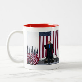 Vermissen Sie mich noch - Präsident Trump Zweifarbige Tasse