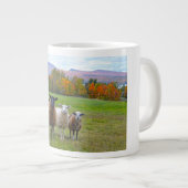 Vermont Sheep im Herbst Jumbo-Tasse (Vorderseite Rechts)