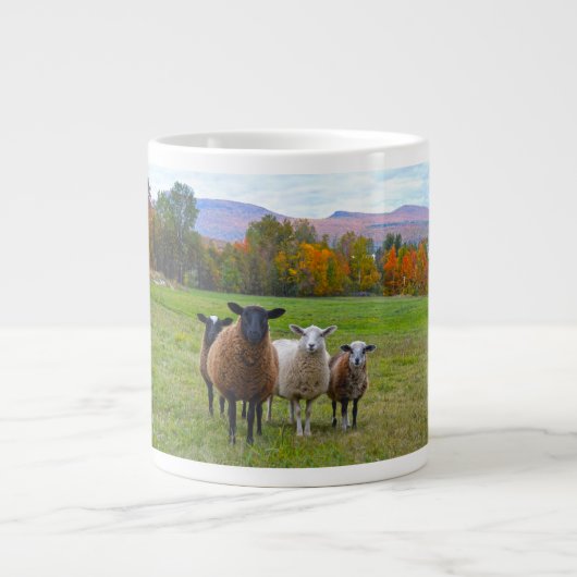 Vermont Sheep im Herbst Jumbo-Tasse (Vorderseite)