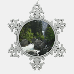 Vernal Falls in der Ferne in Yosemite Schneeflocken Zinn-Ornament