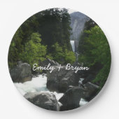 Vernal Falls in der Ferne von Yosemite Pappteller (Vorderseite)