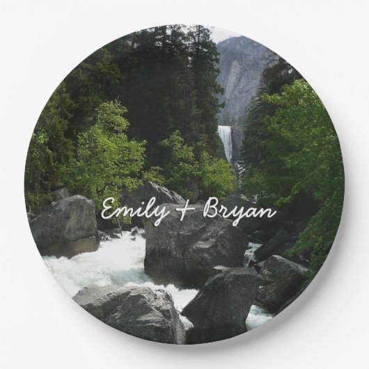 Vernal Falls in der Ferne von Yosemite Pappteller (Vorderseite)