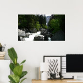Vernal Falls in der Ferne von Yosemite Poster (Heimbüro)