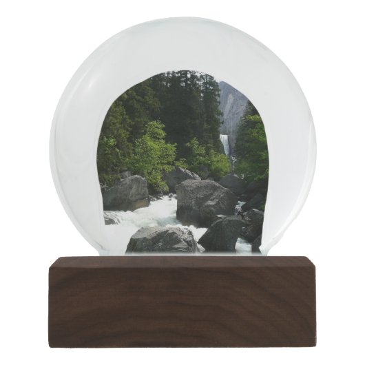 Vernal Falls in der Ferne von Yosemite Schneekugel (Vorderseite)