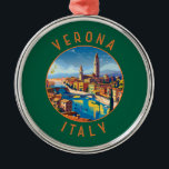 Verona Italien Retro Distressed Circle Ornament Aus Metall<br><div class="desc">Verona retro Vektor Reise Design. Verona ist eine Stadt in Norditalien,  mit einer mittelalterlichen Altstadt,  die zwischen dem sich verschwindenden Etsch errichtet wurde. Es ist berühmt dafür,  dass Shakespeares "Romeo und Julia" zum Schauplatz wurde.</div>