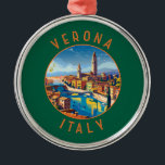 Verona Italien Retro Distressed Circle Ornament Aus Metall<br><div class="desc">Verona retro Vektor Reise Design. Verona ist eine Stadt in Norditalien,  mit einer mittelalterlichen Altstadt,  die zwischen dem sich verschwindenden Etsch errichtet wurde. Es ist berühmt dafür,  dass Shakespeares "Romeo und Julia" zum Schauplatz wurde.</div>
