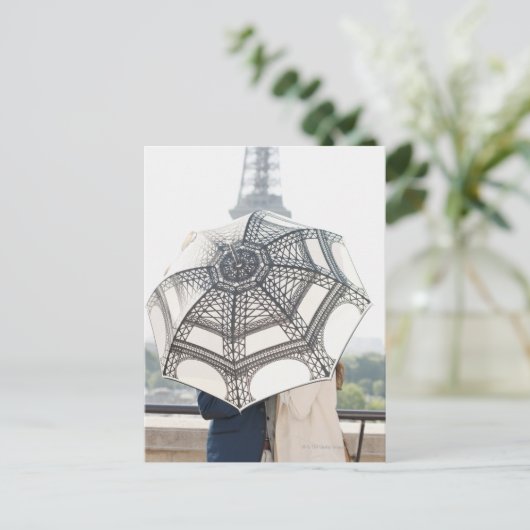 Verpaarung unter einem Schirm mit dem Eiffelturm Postkarte (Stehend Vorderseite)