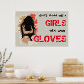 Verpasse dich nicht mit Mädchen, die Handschuhe tr Poster (Küche)