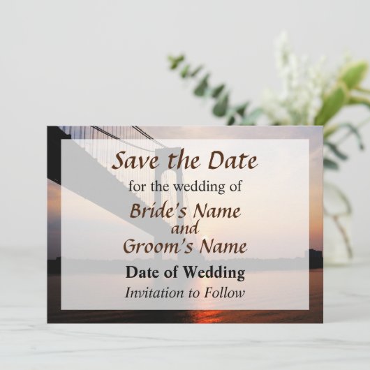 Verrazano Bridge bei Morgendämmerung Save the Date (Stehend Vorderseite)