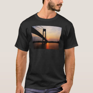 Verrazano-Brücke bei Morgendämmerung T-Shirt
