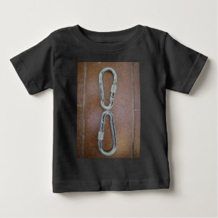 Verriegelt: Robustes Karabinerhaken-Schlossdesign Baby T-shirt