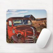 Verrostender orange Dodge-LKW mit verlassenem Mousepad (Mit Mouse)