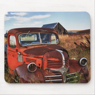 Verrostender orange Dodge-LKW mit verlassenem Mousepad