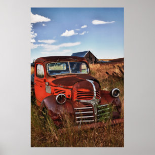 Verrostender orange Dodge-LKW mit verlassenem Poster