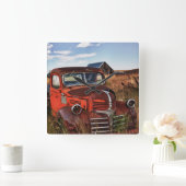 Verrostender orange Dodge-LKW mit verlassenem Quadratische Wanduhr (Zuhause)