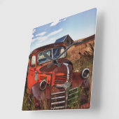 Verrostender orange Dodge-LKW mit verlassenem Quadratische Wanduhr (Winkel)