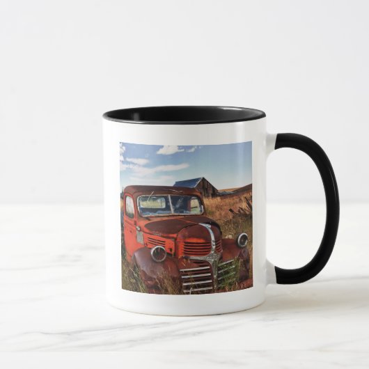 Verrostender orange Dodge-LKW mit verlassenem Tasse (Rechts)