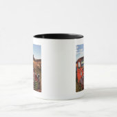 Verrostender orange Dodge-LKW mit verlassenem Tasse (Zentrum)