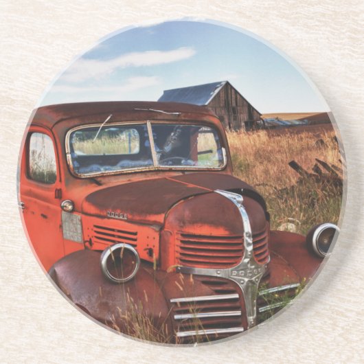 Verrostender orange Dodge-LKW mit verlassenem Untersetzer (Vorne)