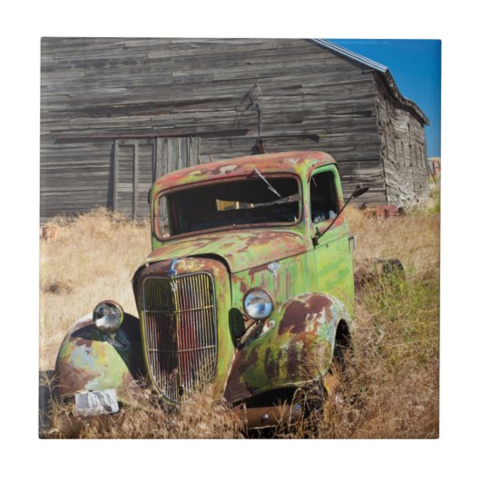 Verrostendes Auto vor verlassenem Bauernhof Fliese (Vorderseite)