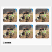 Verrostendes Auto vor verlassenem Bauernhof Quadratischer Aufkleber (Blatt)