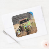 Verrostendes Auto vor verlassenem Bauernhof Quadratischer Aufkleber (Umschlag)