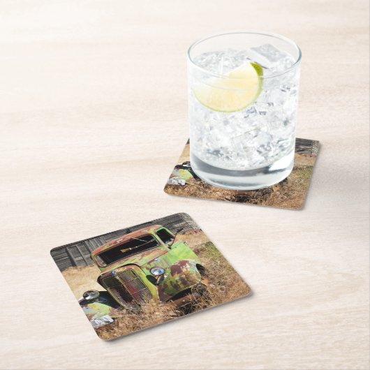 Verrostendes Auto vor verlassenem Bauernhof Rechteckiger Pappuntersetzer (Vor Ort)