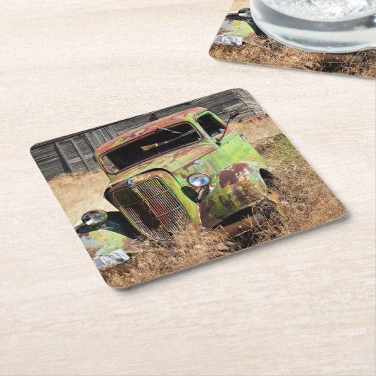 Verrostendes Auto vor verlassenem Bauernhof Rechteckiger Pappuntersetzer (angewinkelt)