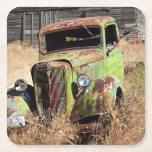 Verrostendes Auto vor verlassenem Bauernhof Rechteckiger Pappuntersetzer