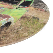 Verrostendes Auto vor verlassenem Bauernhof Schneidebrett (Ecke)