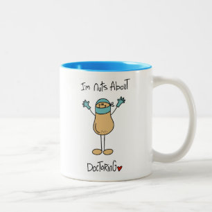 Verrückt nach Doktor-T-Shirts und Geschenken Zweifarbige Tasse