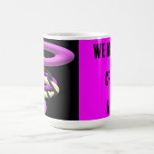 Verrückte Botschaftswörter mit lila schwarzer mode Kaffeetasse (Mittel)