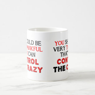 Verrückte lustige Tasse kontrollieren