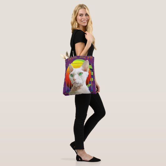 Verrückter Katzen-Entwurf mit Sphynx Katze und Tasche (Am Model)