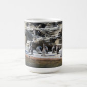 Versammlung der Pinguine Kaffeetasse (Mittel)