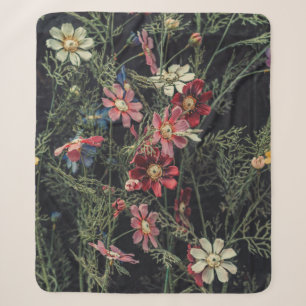 Verschiedene Blume auf schwarzem Holzboden. Ab Sherpadecke