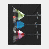 Verschiedene Cocktails in Martini-Brillen auf schw Fleecedecke (Vorderseite)